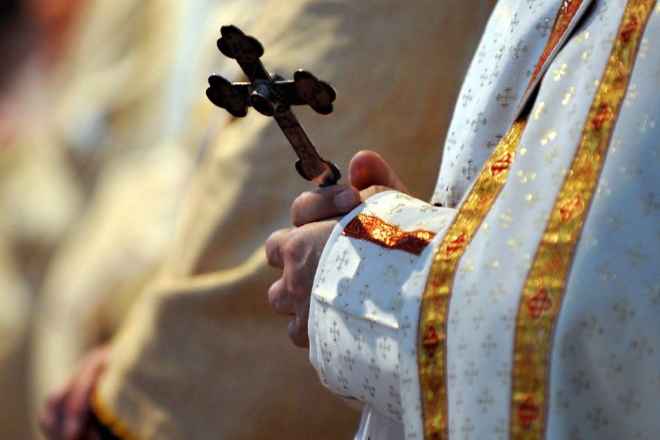 Ein katholischer Geistlicher sollte in Schwaben mit heiklen Fotos erpresst werden. Doch der Priester machte nicht mit. (Symbolbild)