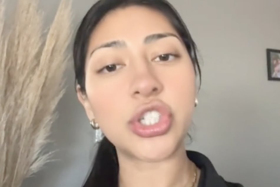 Alejandra Carreño a été dénoncée à son chef par ses collègues en raison de ses choix vestimentaires.