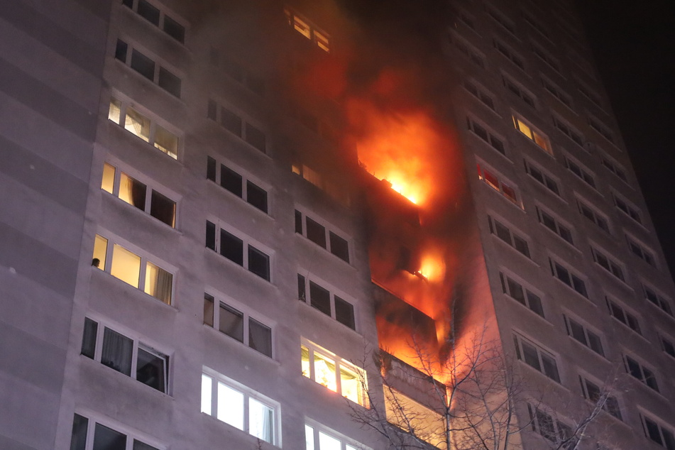 Auf der Landsberger Allee fingen mehrere Balkone eines Hochhauses Feuer.