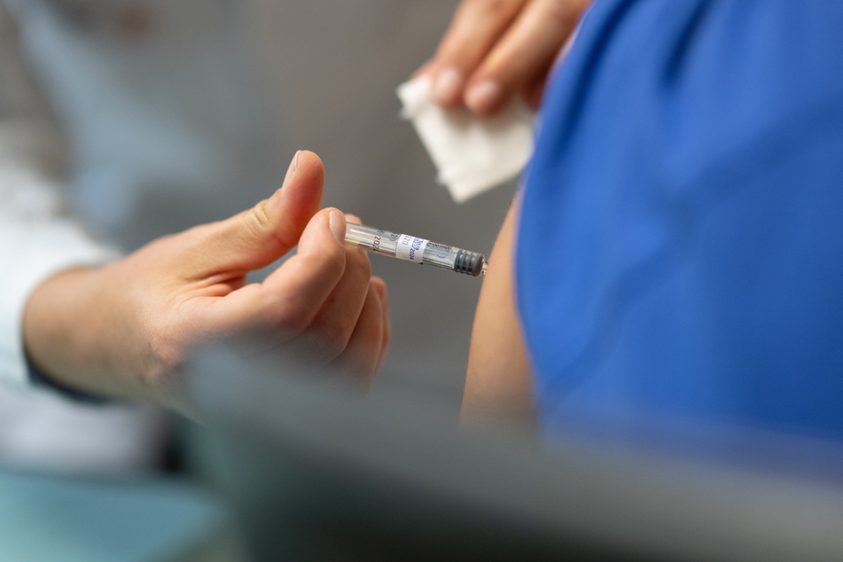 Eine Mitarbeiterin der Uniklinik Dresden lässt sich mit dem saisonalen Wirkstoff gegen die Grippe impfen. Seit Ende September läuft in dem Krankenhaus die diesjährige Grippeschutz-Impfkampagne.