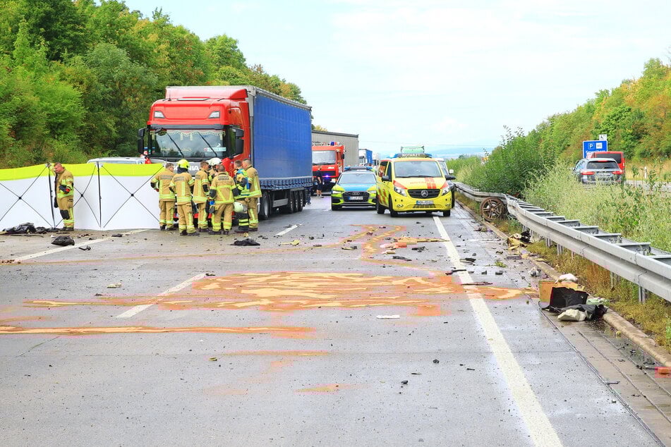 Zahlreiche Rettungskräfte waren im Einsatz. Die Fahrbahn war stundenlang gesperrt.