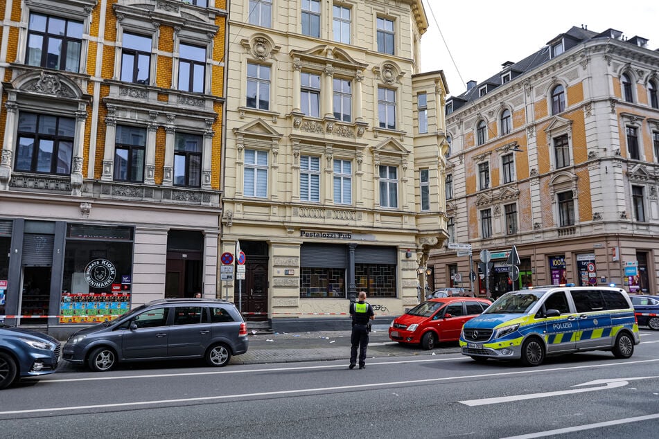 In einem Mehrfamilienhaus auf der Friedrich-Ebert-Straße in Wuppertal-Elberfeld kam es am Freitagnachmittag zu einer blutigen Auseinandersetzung.