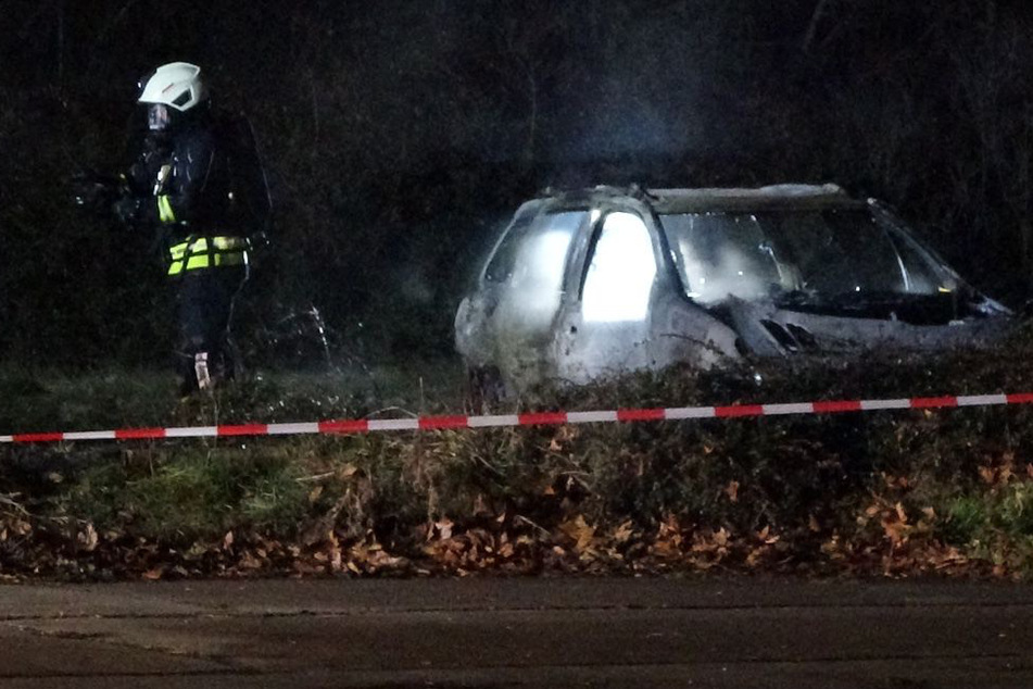 Leipzig: Auto im Landkreis Leipzig abgefackelt: Ermittlungen wegen Brandstiftung