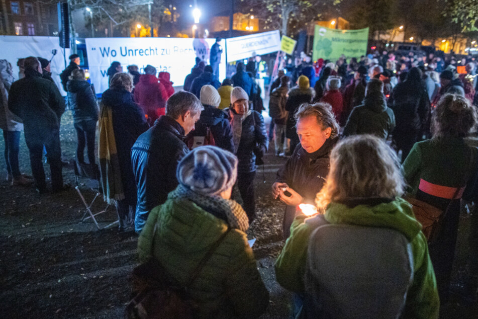 Etwa 500 Menschen kamen zur Demonstration gegen die Corona-Maßnahmen in Schwerin.