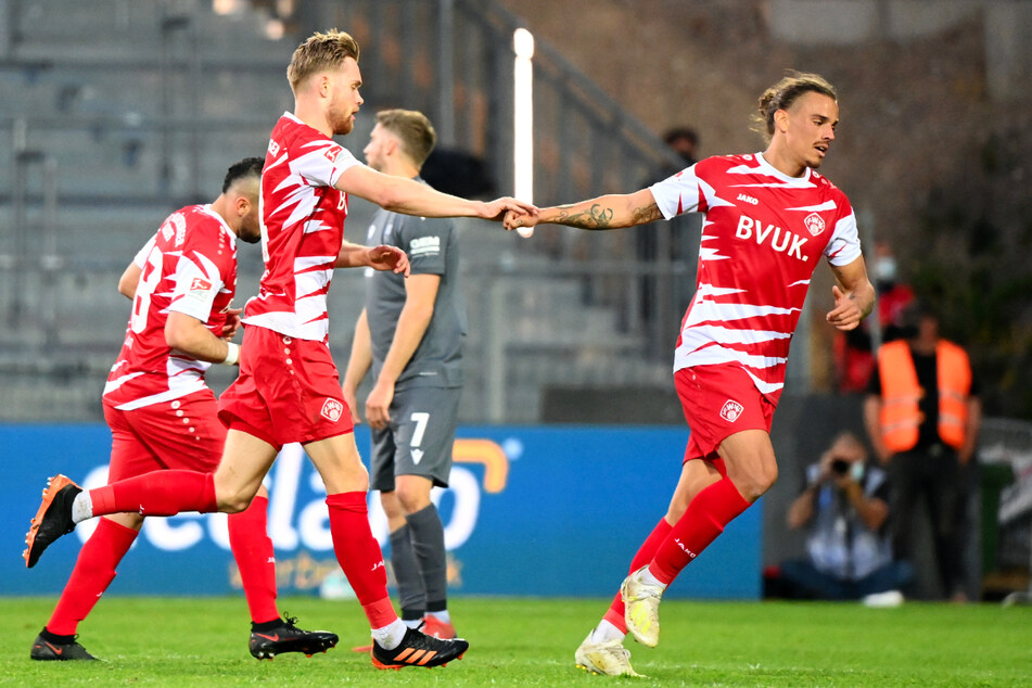 Die Würzburger Kickers holten am Freitag ein ehrenwertes 2:2 beim Karlsruher SC, weshalb der Abstieg praktisch noch nicht feststeht.