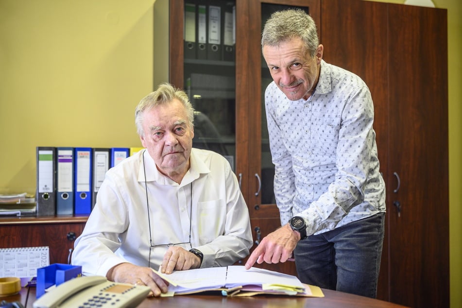 Rechtsanwalt Uwe Schubert (66, r.) und Steffen Steinert (61), Geschäftsführer beim Chemnitzer Haus- und Grundbesitzer-Verein (HUG).