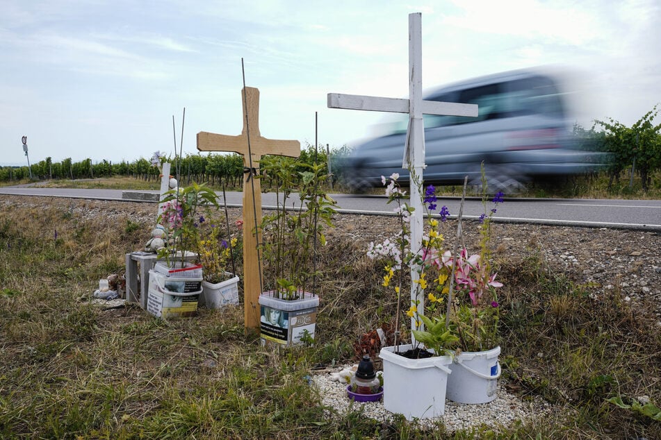 Drei Kreuze wurden an der Unfallstelle im Gedenken an die beiden verstorbenen Frauen sowie den einjährigen Jungen.