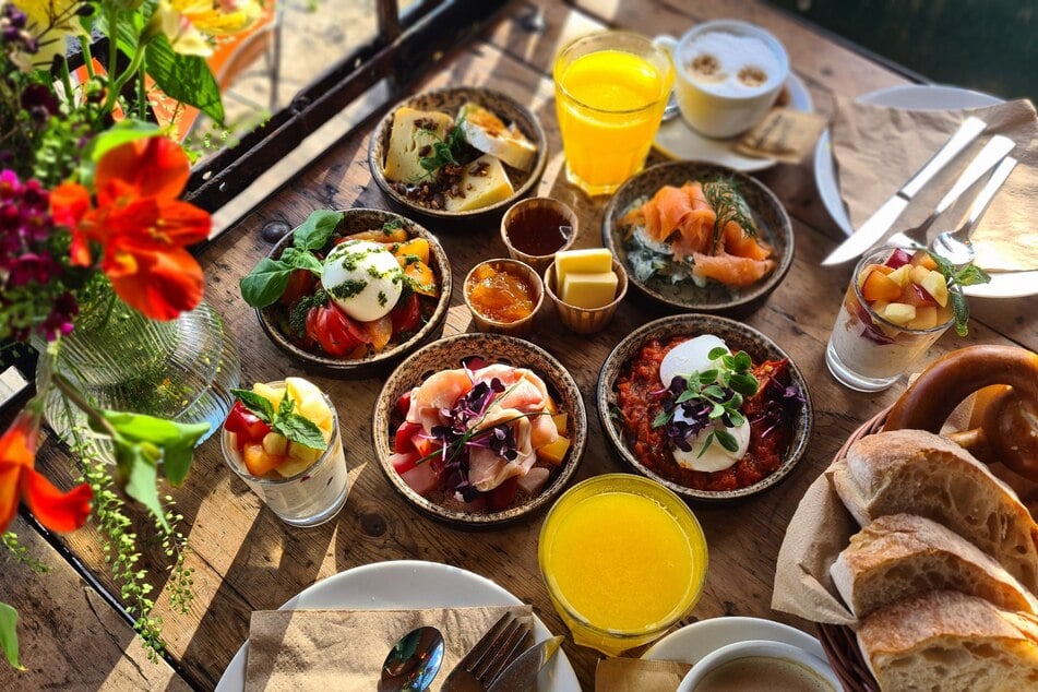 Ab dem 4. April wird an Wochenenden und Feiertagen ein neues Deluxe-Frühstück im spanischen Tapas-Stil angeboten.