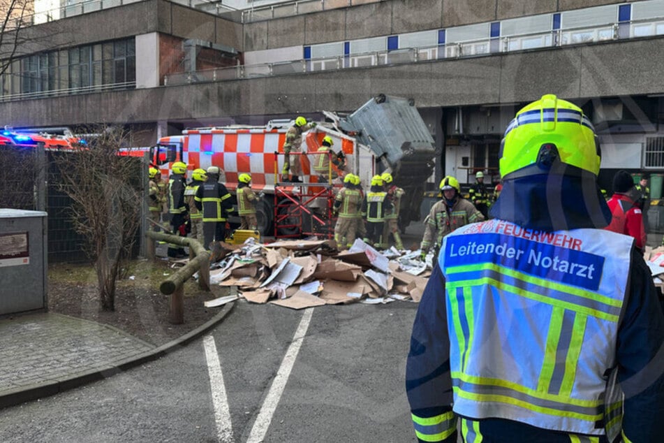 Die Feuerwehrleute mussten Löcher in den Müllwagen schneiden, um zu dem eingeklemmten Mann vordringen zu können.