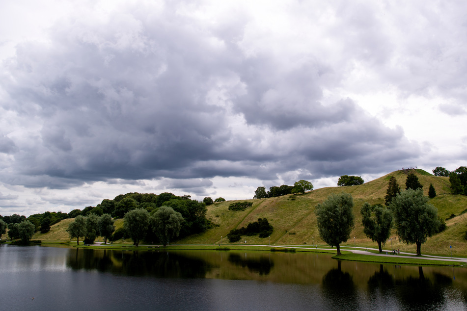 Das Wetter zeigt sich am Wochenende nicht von seiner besten Seite: Dunkle Wolken ziehen auch an den nächsten Tagen über den Olympiapark.