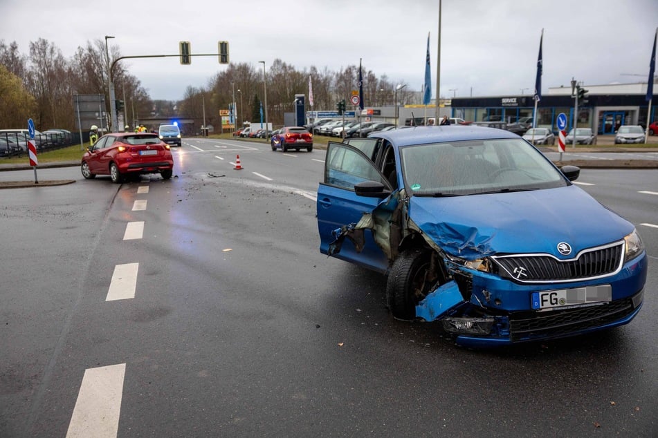 Schwerer Kreuzungscrash: Drei Verletzte bei Unfall auf B101