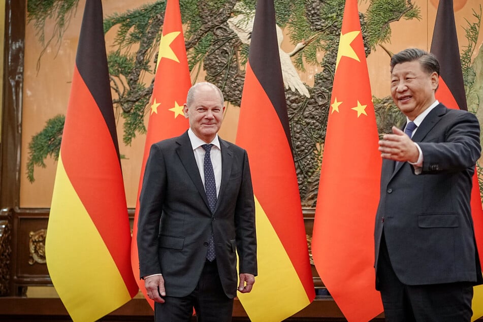 Schaut nach einem freundlichen Empfang aus: Bundeskanzler Olaf Scholz (64, SPD, l.) mit Chinas Staats- und Parteichef Xi Jinping (69).