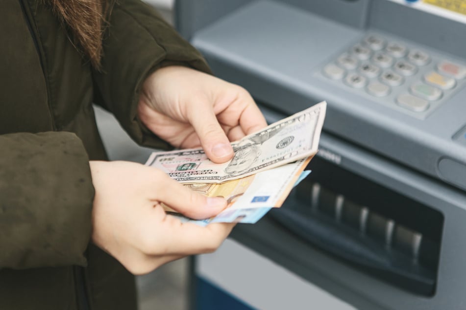 Wegen etwas mehr als umgerechnet 800 Euro setzten sich die Frauen in die Nesseln und müssen sich nun vor Gericht verantworten. (Symbolbild)