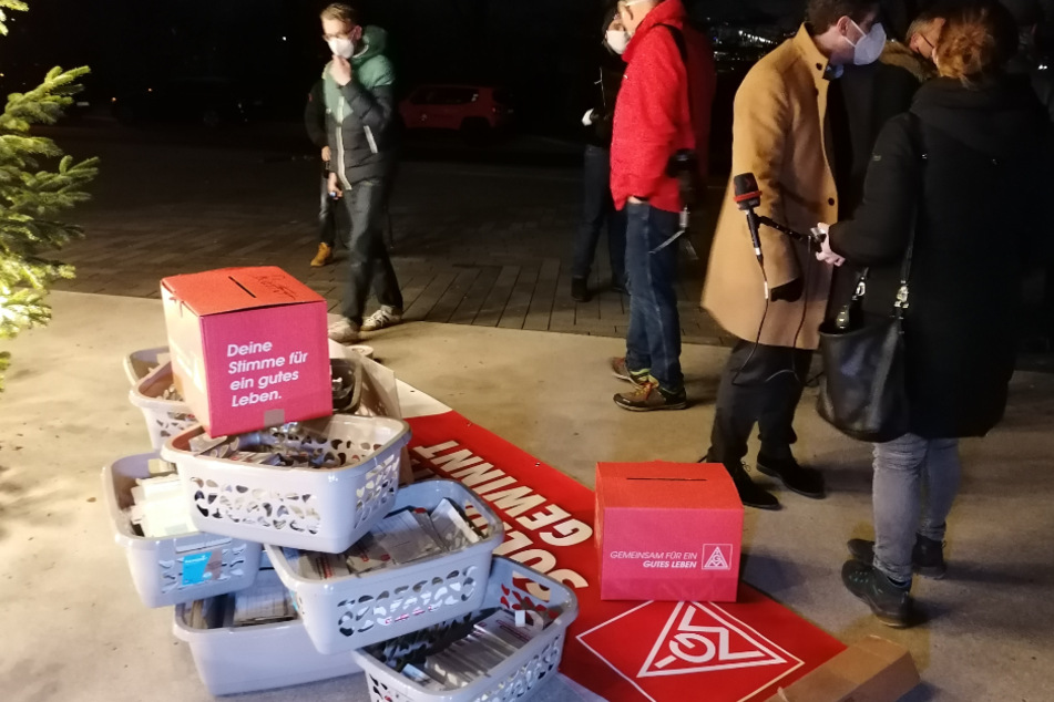 Als Zeichen des Protests: Zehntausende Postkarten werden der Unternehmensleitung übergeben.