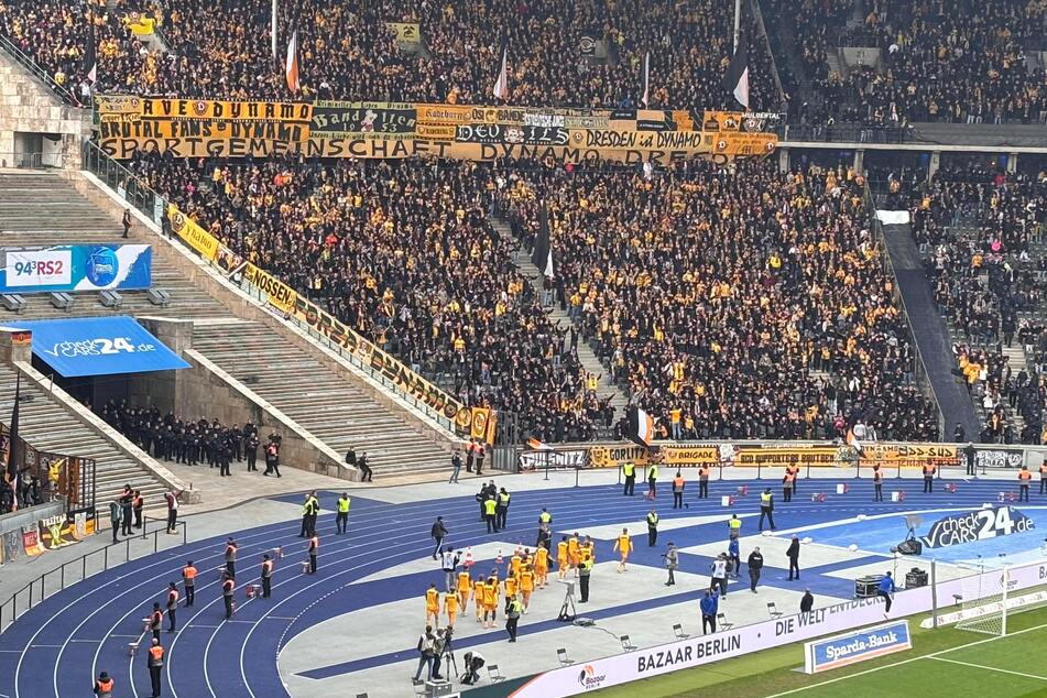 Die SGD-Spieler bedanken sich bei den zahlreich mitgereisten Fans.