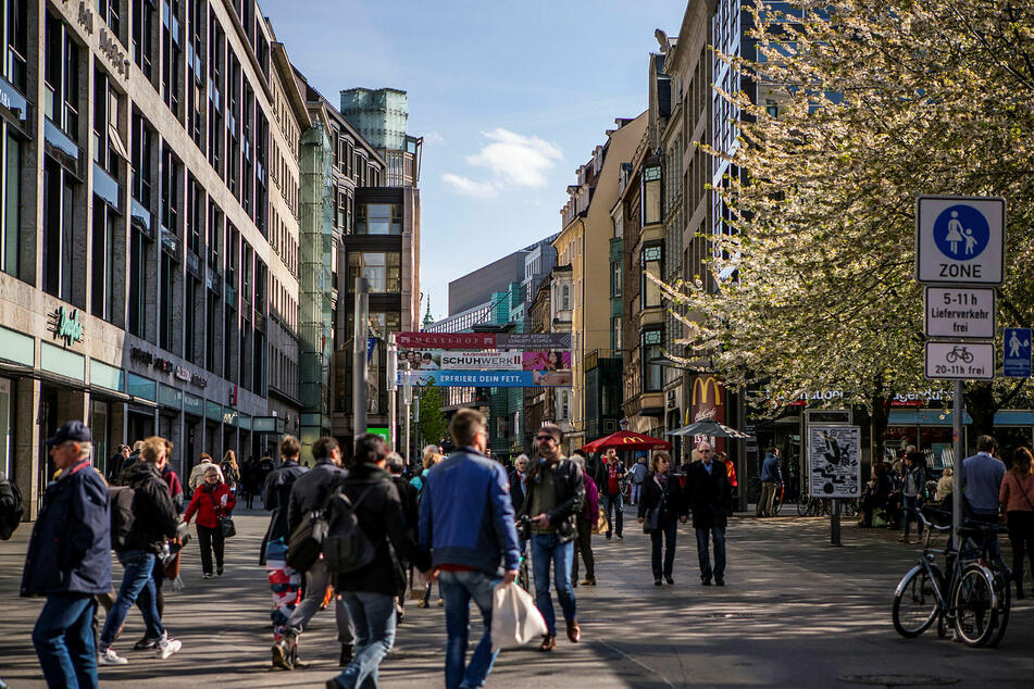Die Petersstraße ist eine der belebtesten Einkaufsmeilen der Stadt - hier kommen sich die Menschen tatsächlich nahe.