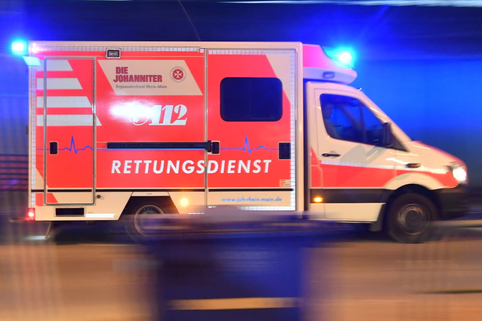 Heftiger Unfall in Kreuzungsbereich: Auto und Fahrrad kollidieren, Mann schwer verletzt