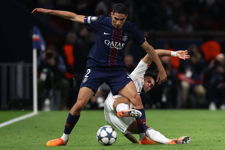 Nach der Roten Karte für Doppel-Torschützen Luis Díaz (28, weiß) wegen des Fouls an Geburtstagskind Achraf Hakimi (27) mussten die Bayern in Unterzahl spielen.