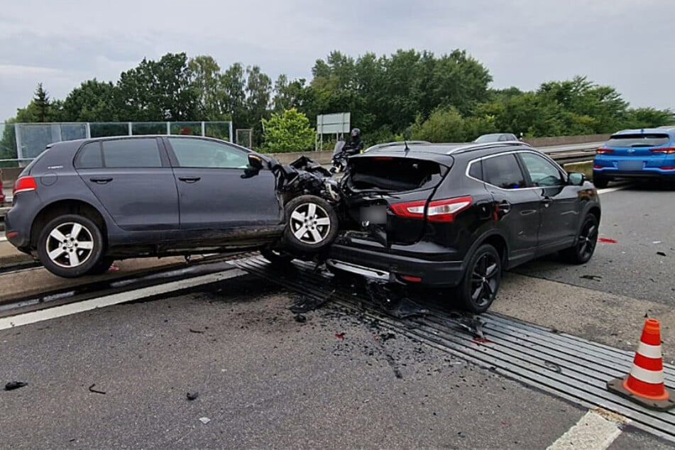 Am Freitagnachmittag krachten auf der A20 bei Rostock mehrere Autos ineinander, zwei Personen wurden verletzt.