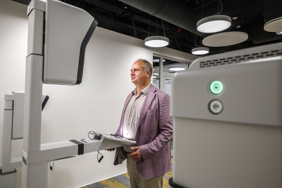 OB Dirk Hilbert (53, FDP) probierte einen der neuen modernen Bildautomaten aus.