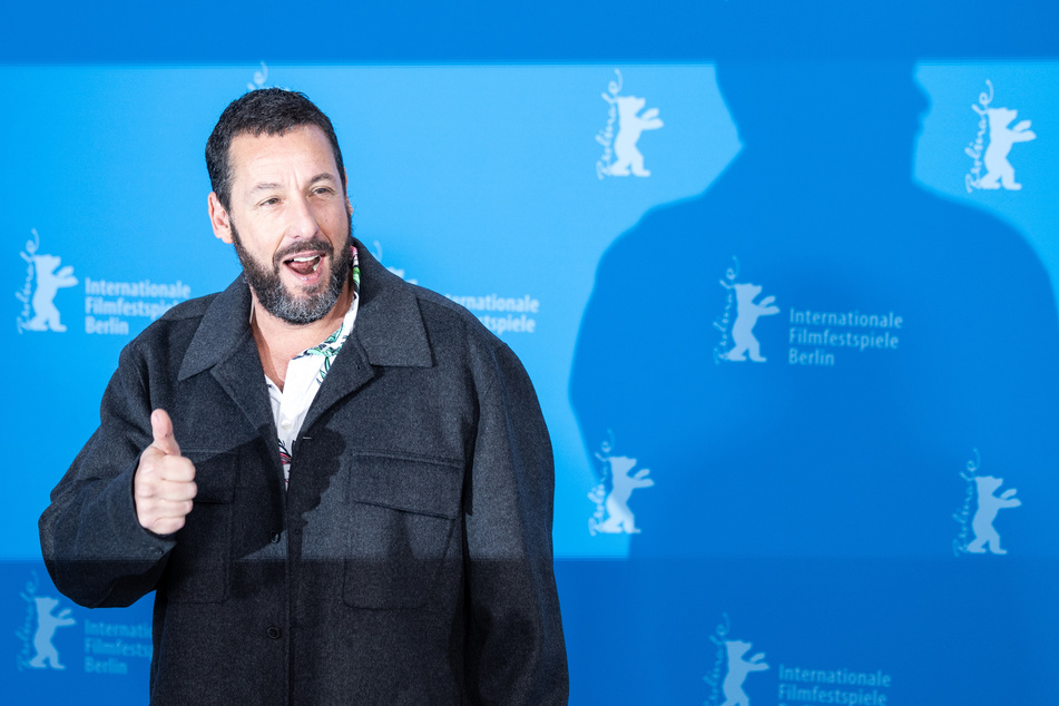 Adam Sandler (58) darf sich über die inoffizielle Auszeichnung als "Bester Küsser Hollywoods" freuen.