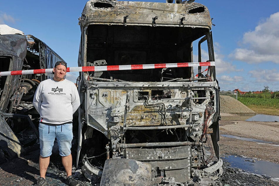 Nico Reichstein (24) neben seinem ausgebrannten Lkw.