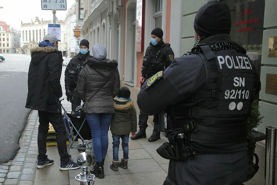 Mit Unterstützung der Bereitschaftspolizei werden in Sachsen täglich Corona-Kontrollen durchgeführt, Sexualstraftäter unter Führungsaufsicht bleiben hingegen von Kontrollen unbehelligt.