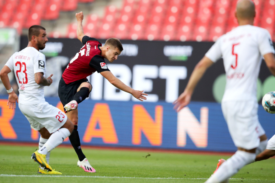 Satter Schuss! Fabian Nürnberger (2.v.l.) zieht wuchtig ab und trifft zum 1:0 für Nürnberg.