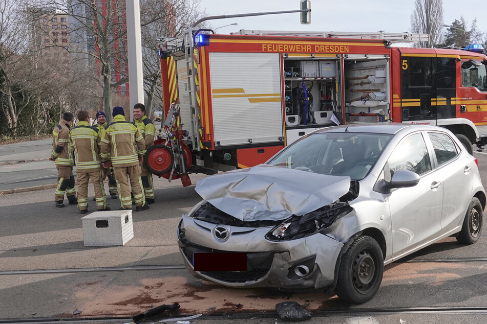Am Dienstag krachten zwei Autos auf einer Kreuzung in Dresden-Plauen zusammen.