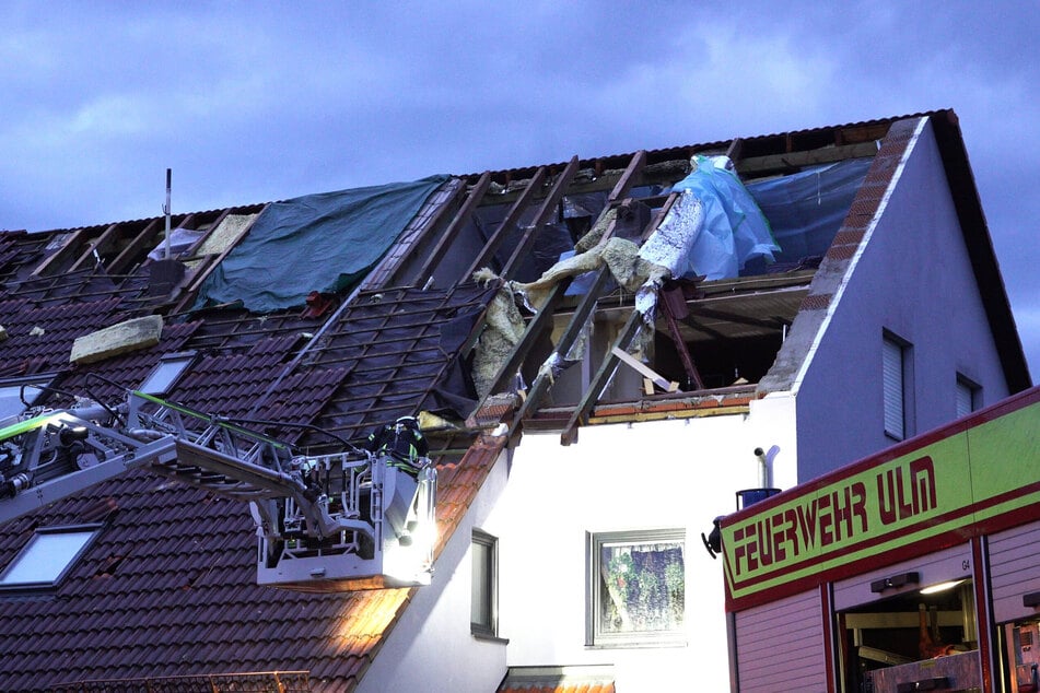 Mehrere Häuser in Ulm wurden abgedeckt.