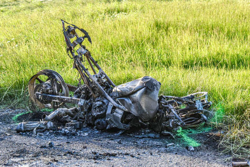 Das verunfallte Motorrad brannte vollständig aus.