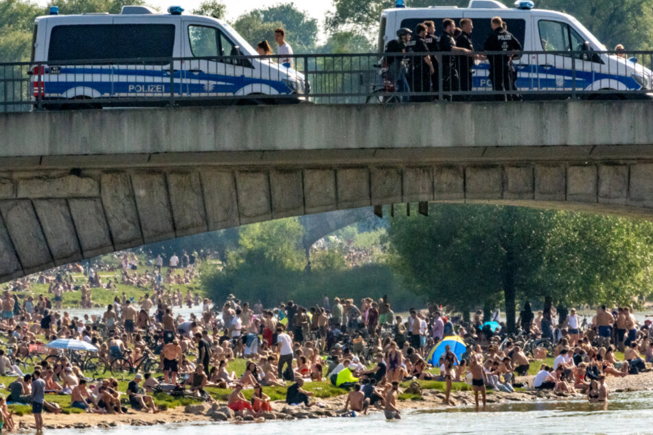 Hunderte Menschen belagern bei sommerlichen Temperaturen die Frühlingsanlagen an der Isar in München. (Archivbild)