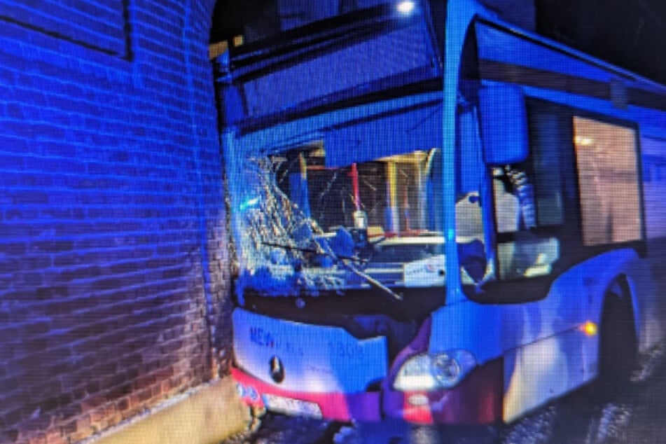 Aufgrund von Glätte ist am Montagabend in Mönchengladbach ein Bus in eine Hauswand gekracht.