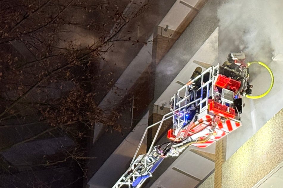 Hamburg: Feuer in Hamburger Hochhaus: 40 Menschen evakuiert