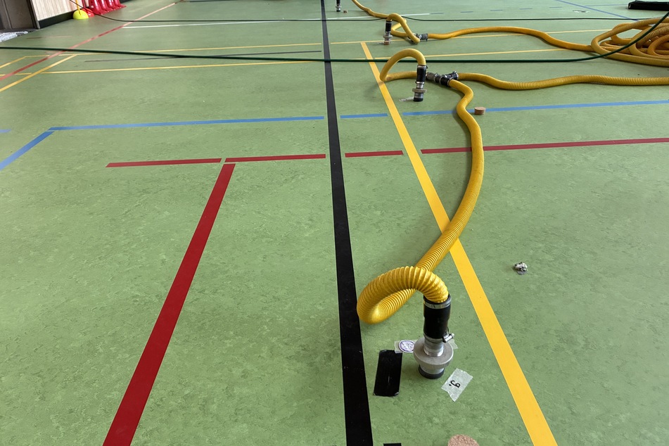 Eine Hallen-Hälfte ist wegen Wasserschäden gesperrt.