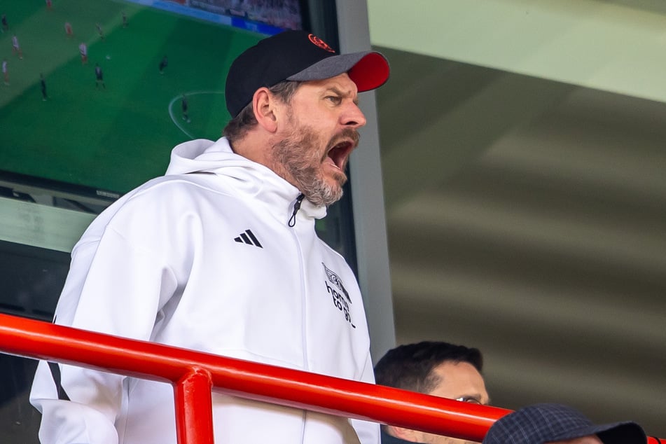 Steffen Baumgart (53), Trainer von Union Berlin, bekommt nach unsportlichem Verhalten Konsequenzen zu spüren.
