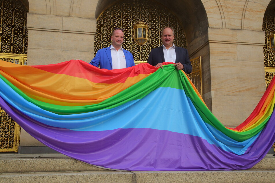 OB Dirk Hilbert (49, FDP, r.) und CSD-Vorstandssprecher Ronald Zenker (48) mit der Regenbogenflagge vorm Rathaus.