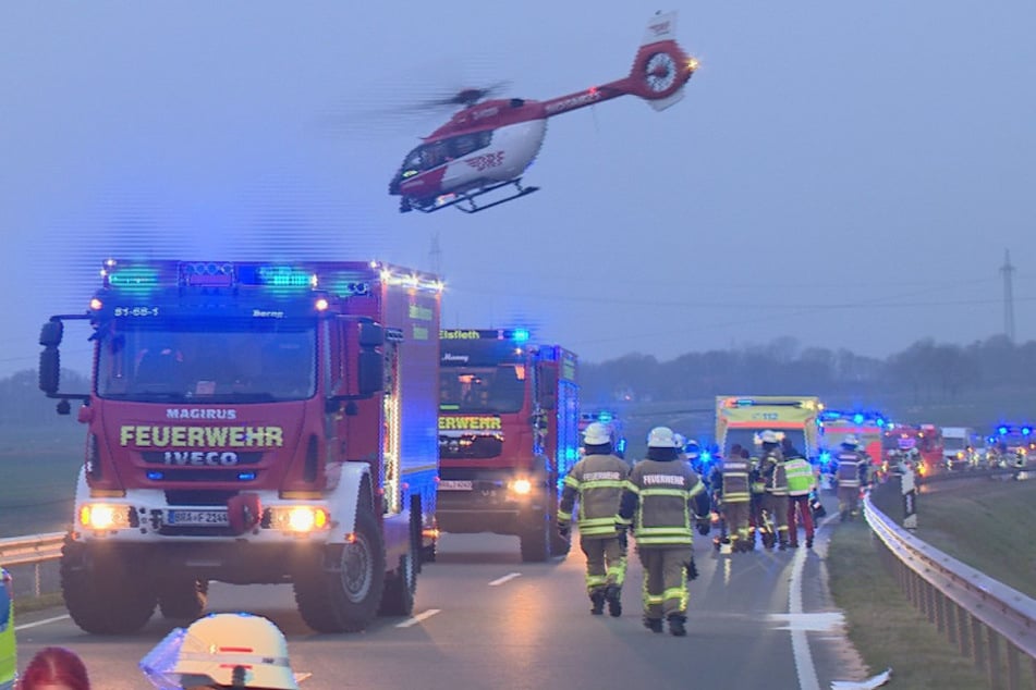 Drei Personen wurden bei dem Crash schwer verletzt - zwei von ihnen mussten mit einem Rettungshubschrauber ausgeflogen werden.