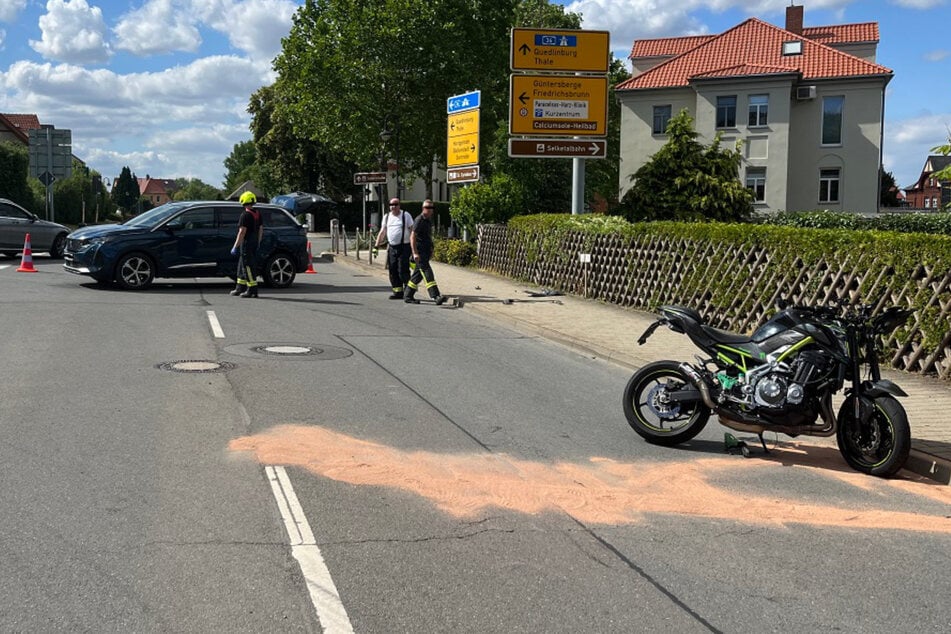 Der Biker und zwei Insassen des Autos wurden bei dem Unfall verletzt.