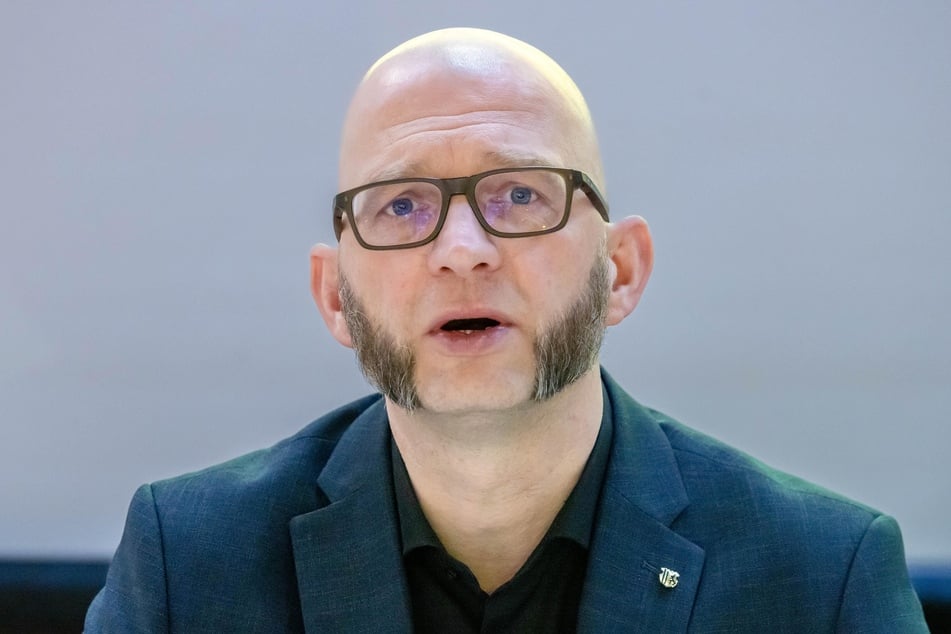 Baubürgermeister Thomas Kütter (49, parteilos) kündigt an, dass der Trampelpfad schon bald zum Fußweg ausgebaut wird.