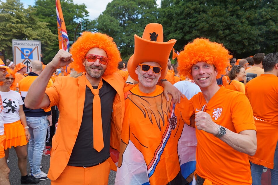 Fröhlich und friedlich zogen die orange gekleideten Fans durch die Stadt.