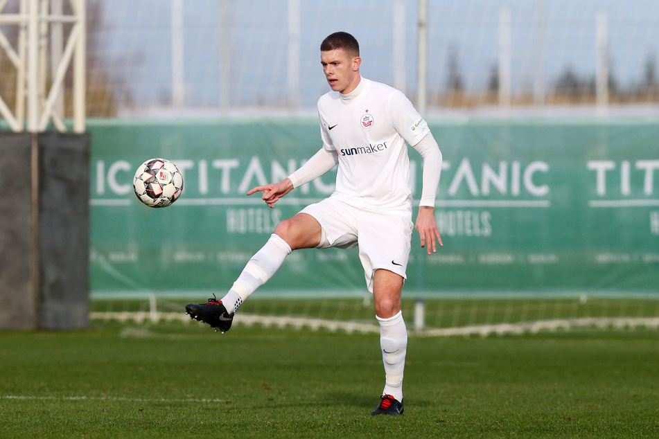 Max Reinthaler (26), hier im Rostock-Trikot, wird künftig für den FSV Zwickau spielen (Archivbild).
