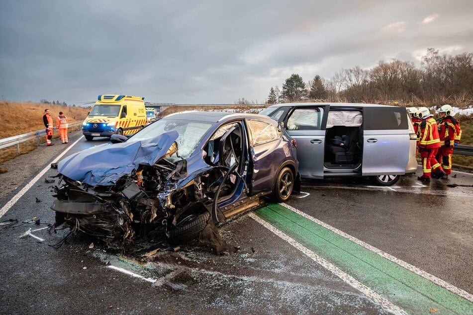 Der Fahrer des Hondas wurde durch den heftigen Zusammenstoß schwer verletzt. Der Sachschaden beläuft sich ersten Schätzungen zufolge auf 40.000 Euro.