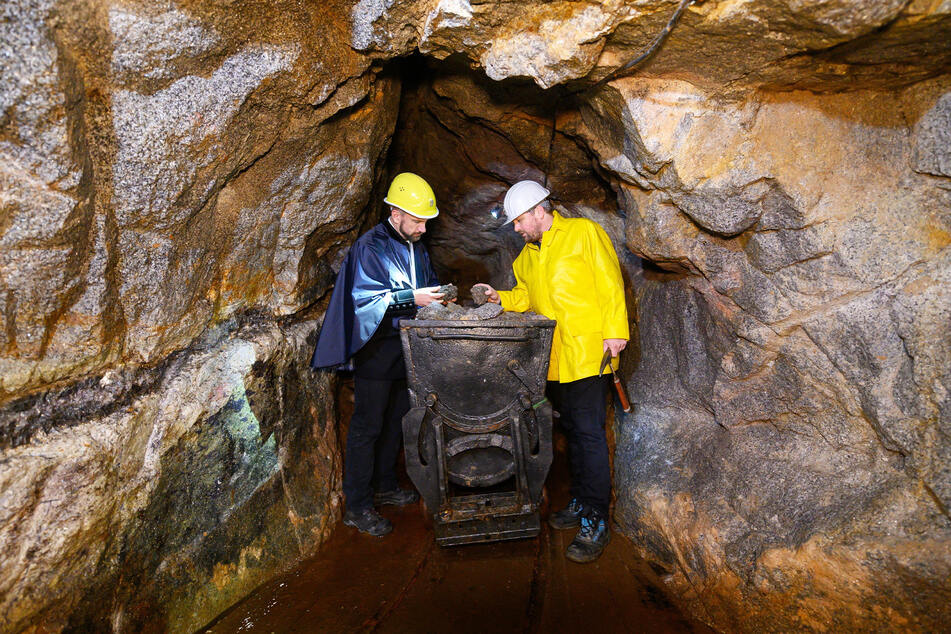 Der Bergbau soll nach Altenberg zurückkehren. Wirtschaftsminister Martin Dulig (l.) besuchte dort im vergangenen Jahr ein altes Bergwerk.