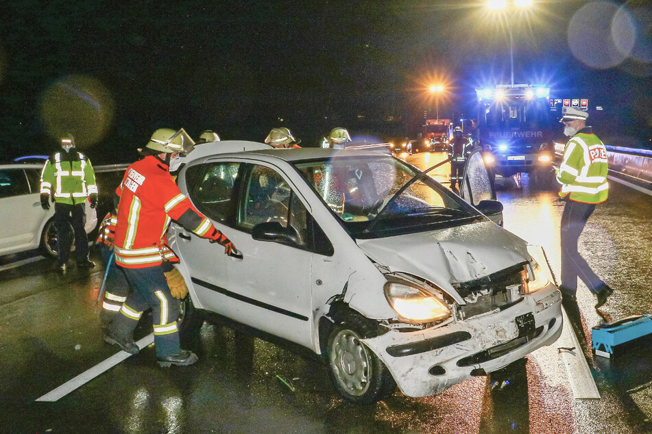 Das Auto wurde bei dem Unfall massiv eingedrückt.