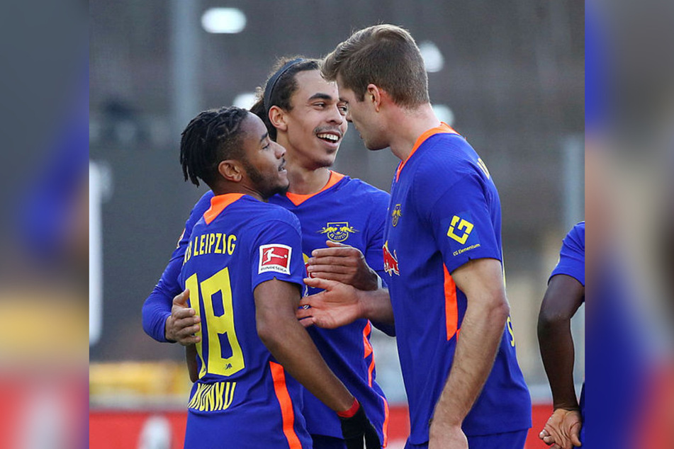 Drei der Matchwinner in einem Bild: Die beiden Torschützen Christopher Nkunku (l.) und Alexander Sörloth (r.) mit 1:0-Assistgeber Yussuf Poulsen.