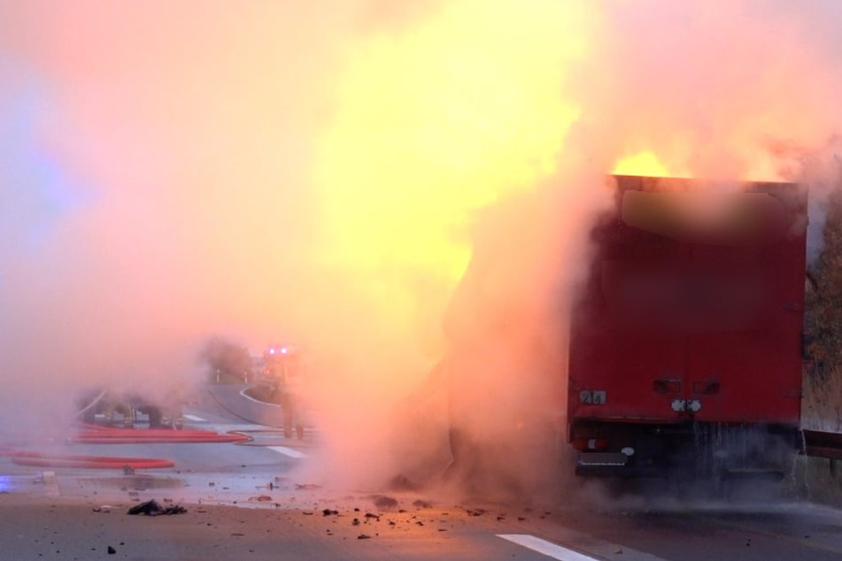 Als die Kameraden am Einsatzort eintrafen, stand der Lkw lichterloh in Flammen.