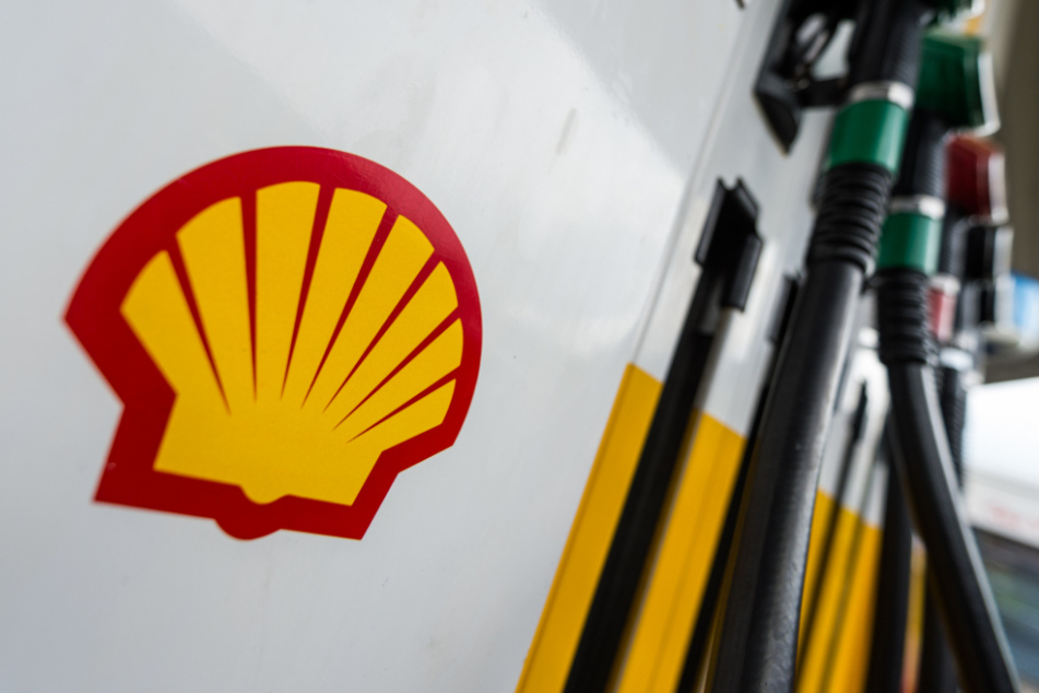 Hamburg: Das Shell-Logo klebt an einer Shell-Tankstelle an einer Zapfsäule.