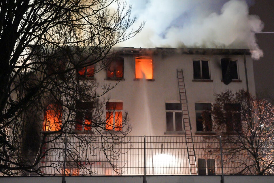 Flammendes Inferno in Wohnhaus fordert mindestens ein Menschenleben