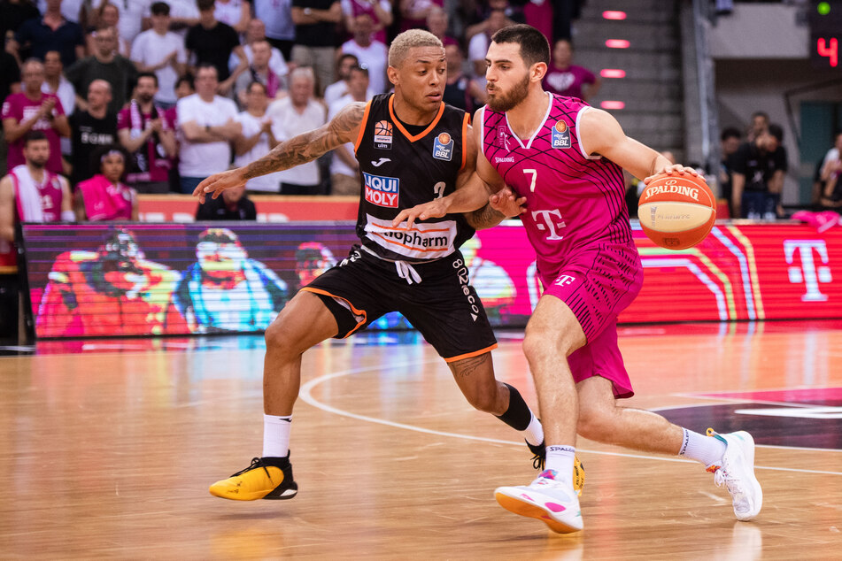 Die Telekom Baskets Bonn und ratiopharm Ulm bestreiten derzeit das Finale um die Deutsche Basketball-Meisterschaft.